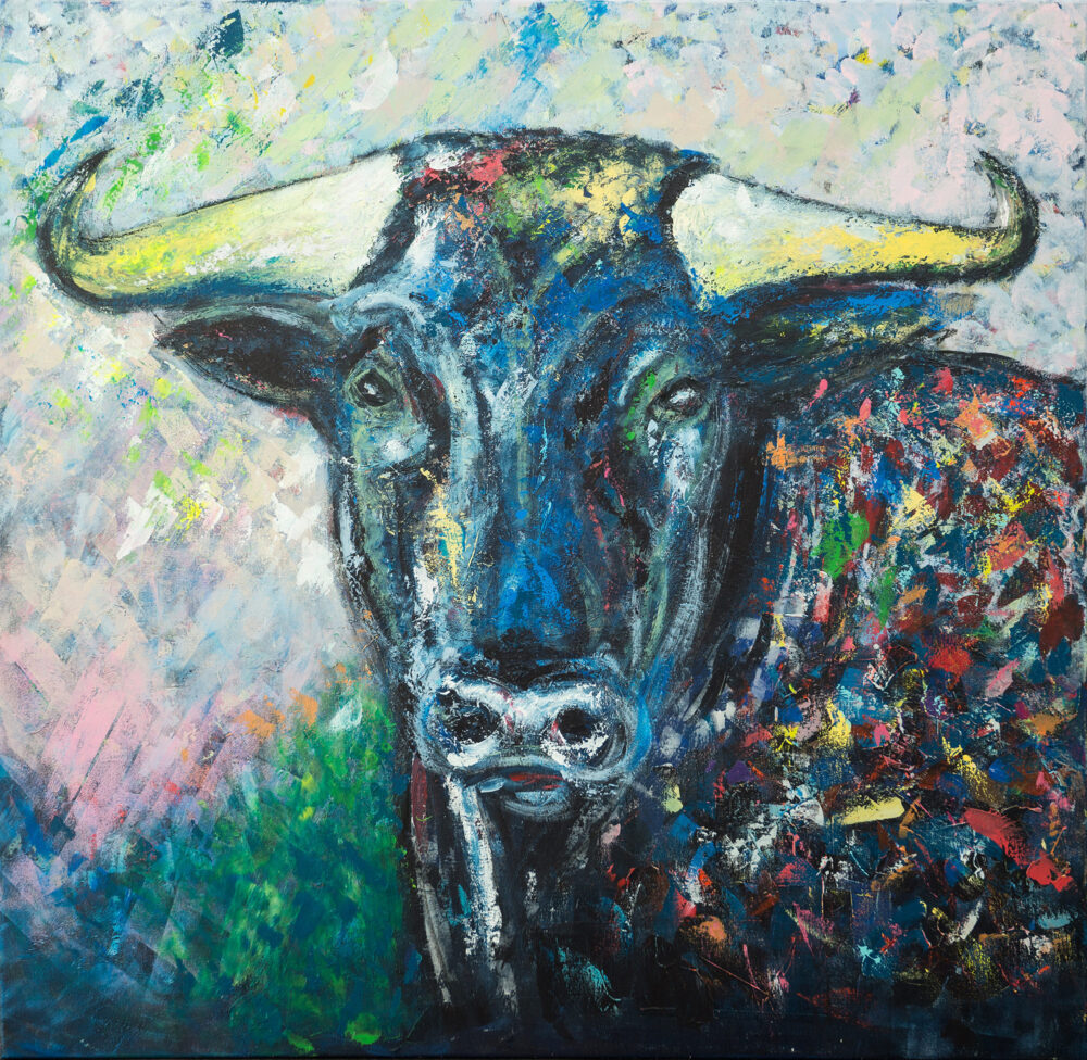 Das Gemälde El Toro - Der Stier Stierkopf, expressionistischer Stil, kräftige Farben. Der Stier hat buntes Fell, gelbe Hörner und steht vor einem frühlingshaften, abstrahierten Hintergrund.