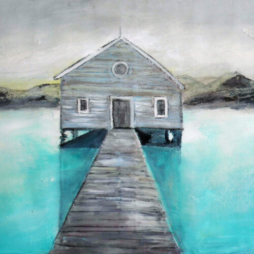 Das Gemälde Haus auf dem Wasser zeigt ein Bootshaus am Meer von Norwegen mit einem Steg und einer Hügellandschaft im Hintergrund. das Wasser ist türkis und glasklar, der Himmel rein und hellgrau. Die Sonne geht gerade unter. Romantische Stimmung.