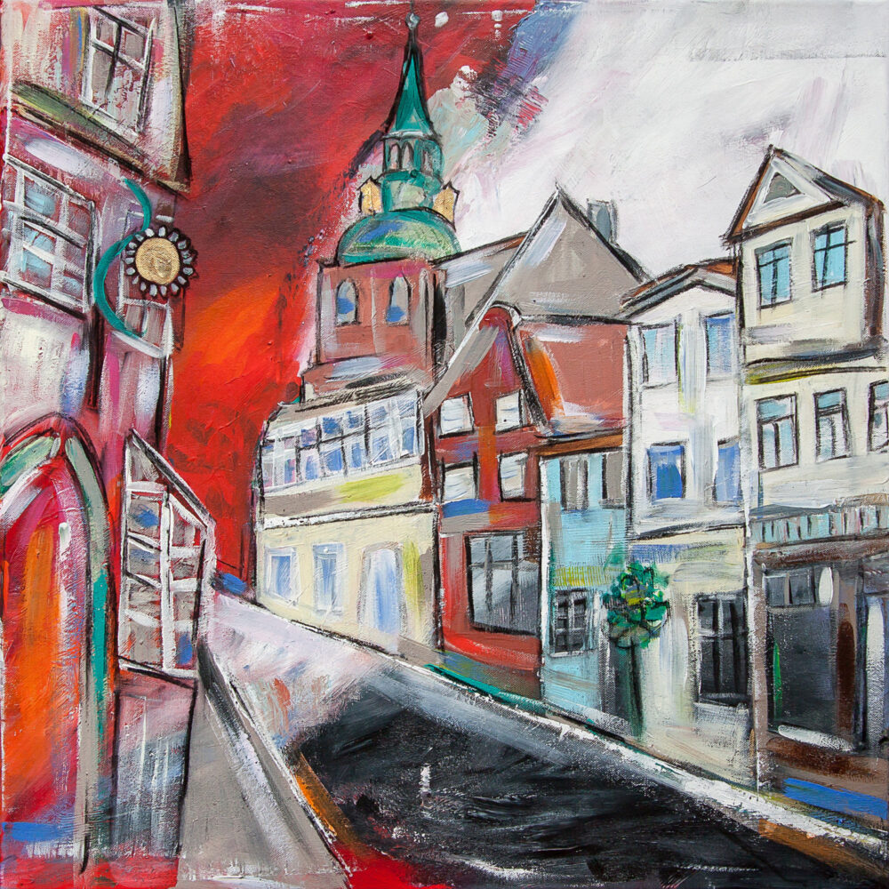 Das Gemälde Altstadt in einer alten Stadt zeigt die Lüneburger Strasse Auf der Altstadt in Rot, Schwarz, Weiß, Grau und Blau sowie Türkis. Zu sehen sind die St. Michaeliskirche, ein Sonnenblumenhausschild, verschiedene historische Geschäftshäuser der Hansestadt