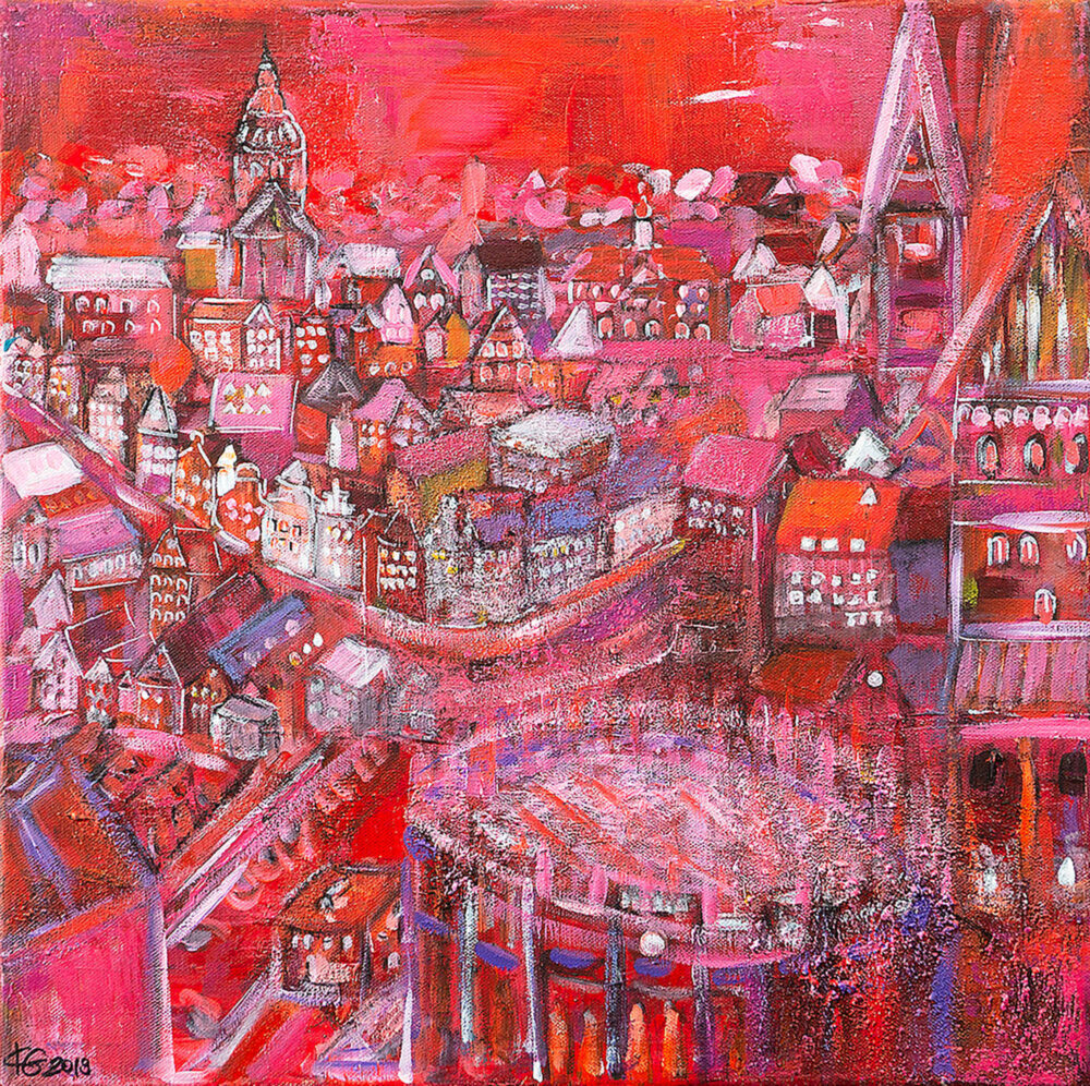 Gemälde Lüneburg aus der Luft von Karin Greife. Das Bild zeigt eine Luftperspektive von Lüneburg in Rottönen, aufgelockert mit Lila, Orange und Pink. Vorne rechts sind der Wasserturm von oben sowie die Johanniskirche. Man sieht kleine beleuchtete Häuser des Platzes Am Sande und im Hintergrund die Altstadt mit der Michaeliskirche und die Nicolaikirche.