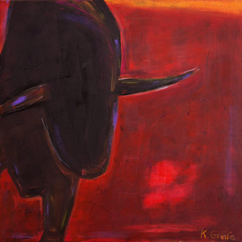 Das Gemälde Stier zeigt einen schwarzen Stier in abstrahierter Form vor einem roten Hintergrund, Staub wirbelt auf