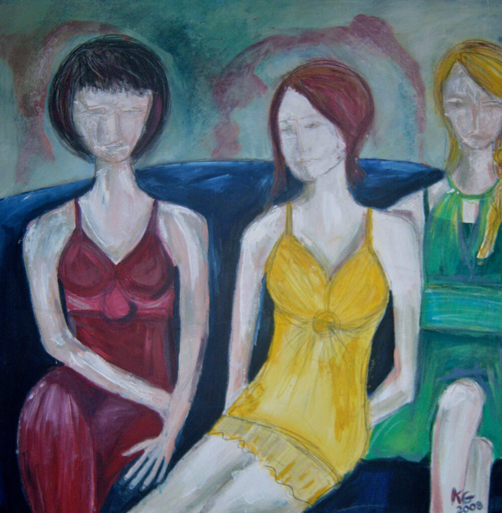 Das Bild zeigt drei junge Frauen nebeneinander sitzend auf einem blauen Sofa. Eine der Frauen ist dunkelhaarig, eine ist rothaarig, die dritte blond. Sie tragen ein rotes, ein gelbes und ein grünes Kleid, ihre Gesichter sind nur angedeutet, die Haut sehr hell. Sie wirken, als wenn sie auf etwas warten würden.